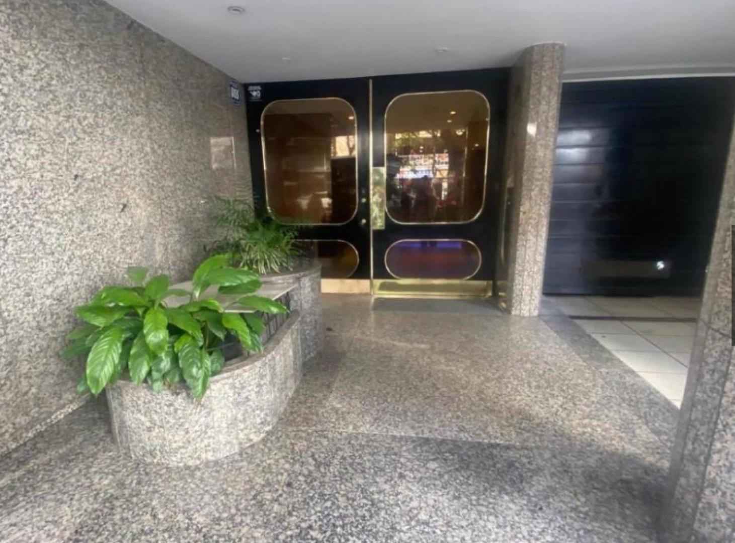 venta Excelente Departamento de tres dormitorios mas dependencia. Balcón. Barrio Norte