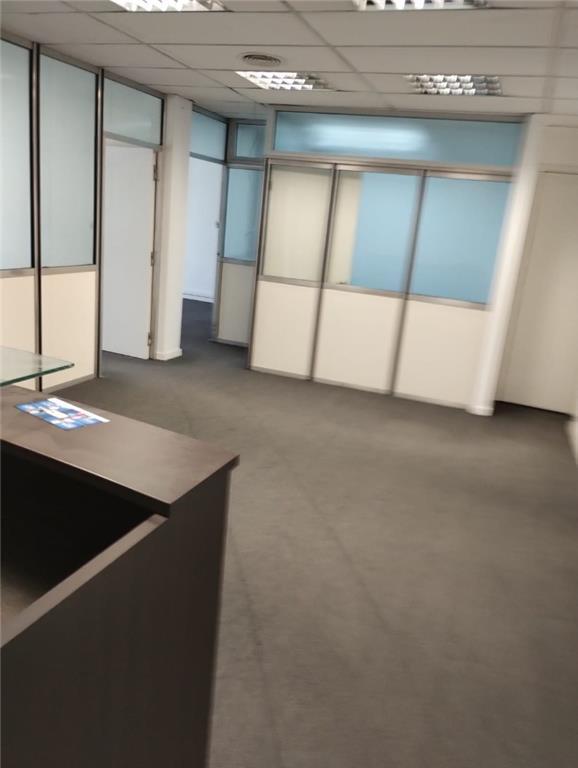 Oficina en 3er Piso Super Luminosa con Orientación Este y Vista Abierta 3