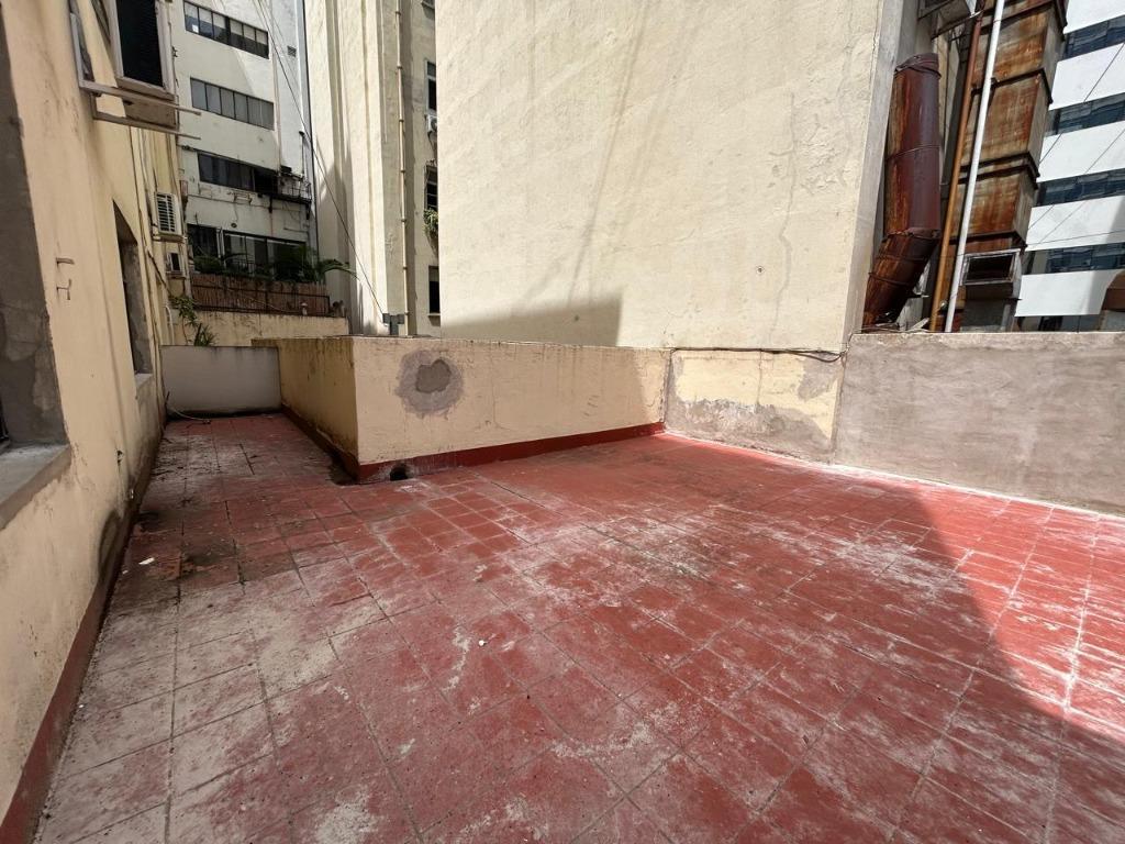 Excelente oficina en edificio CIBERT hecha a nuevo con terraza propia
