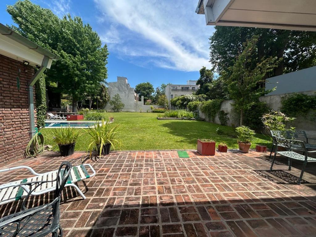 Foto de Espectacular casa en alquiler amoblada, con gran jardín y pileta - Zona, imagen 3