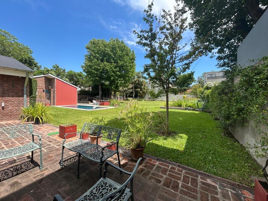 Espectacular casa en esquina en venta con gran jardín y pileta - Zona premium de Martínez