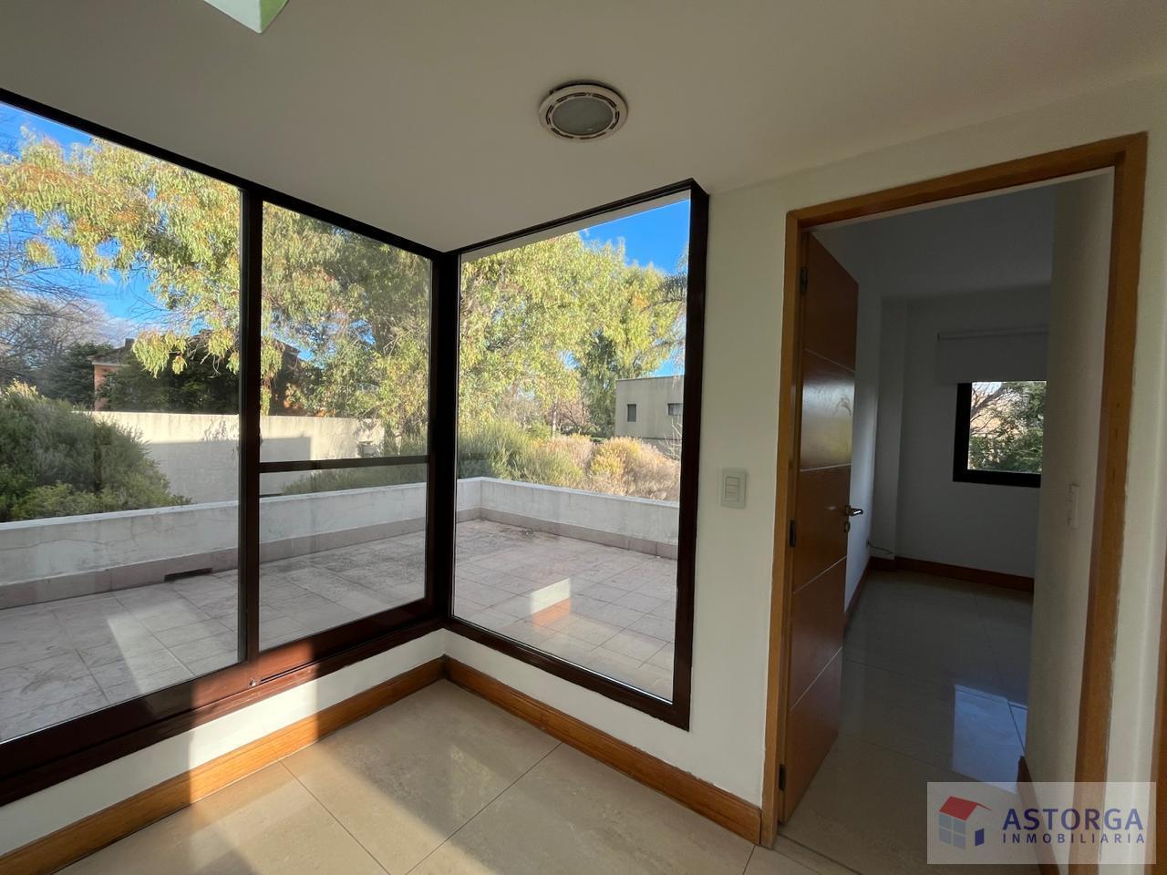 Foto de Excelente casa muy luminosa en San Carlos C.C, imagen 2