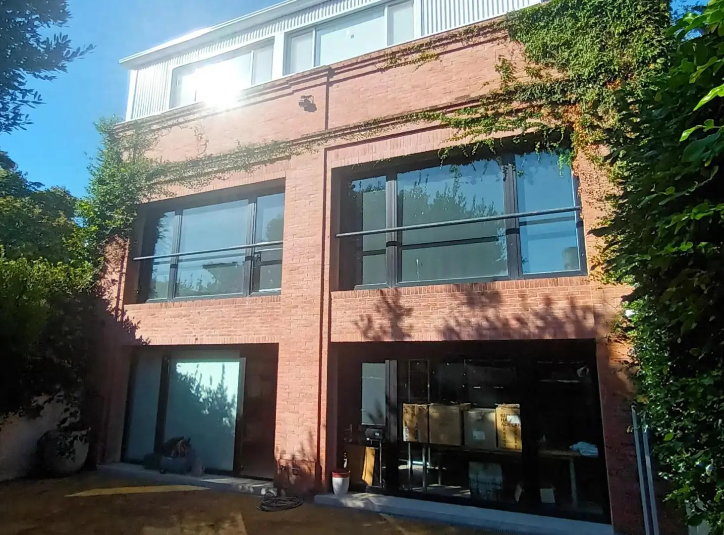 375 m2 cubiertos. Uso Comercial y apto profesional, con excelente potencial reconversión a vivienda 4