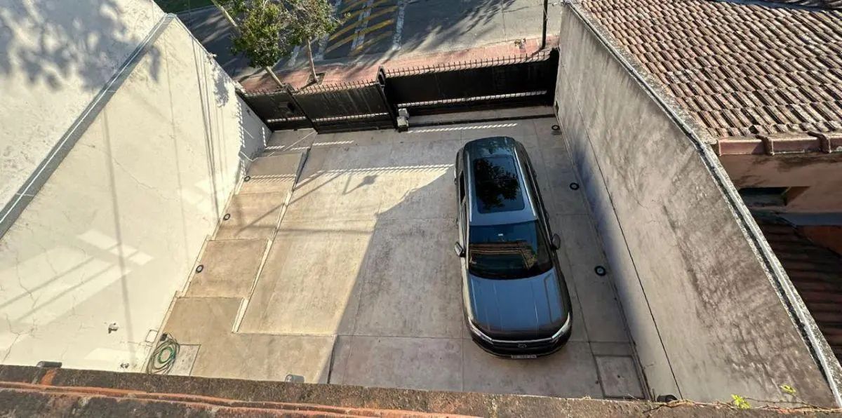 Oficina comercial de 375 m2 en alquiler en Acassuso. Coheras. Portón levadizo al inmueble 3