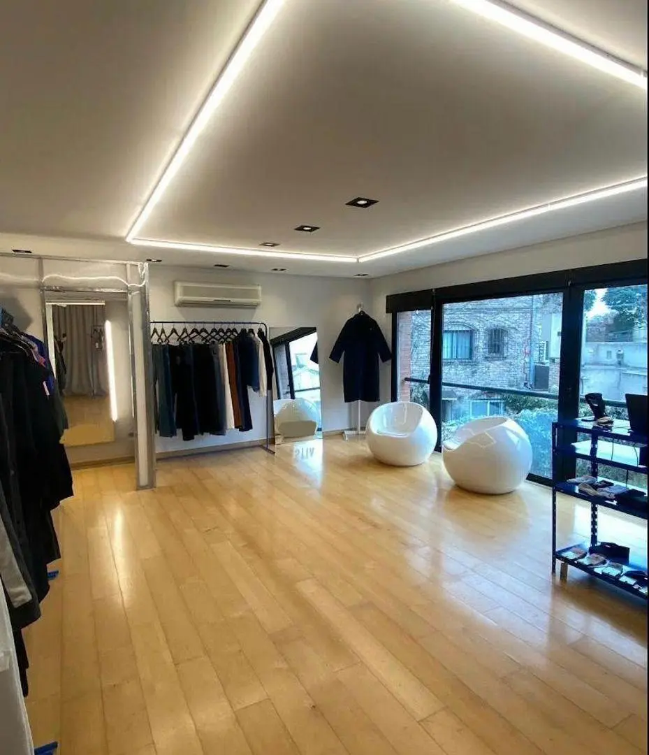 Oficina comercial de 375 m2 en alquiler en Acassuso. Coheras. Portón levadizo al inmueble 2
