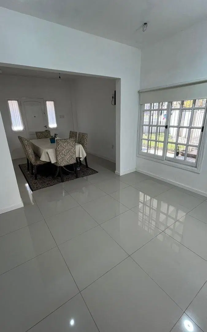 Casa a estrenar totalmente refaccionada en Banfield Este 3