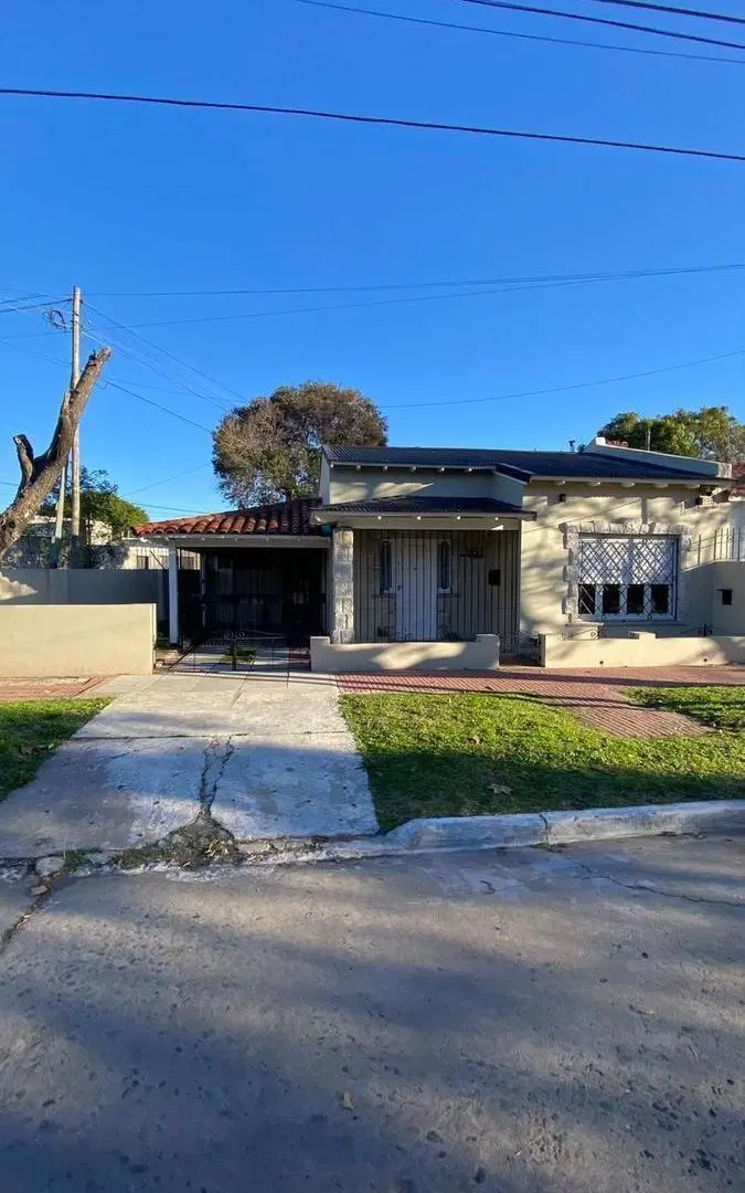 Casa a estrenar totalmente refaccionada en Banfield Este 1