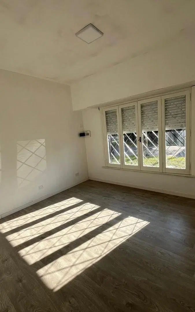 Casa a estrenar totalmente refaccionada en Banfield Este 5