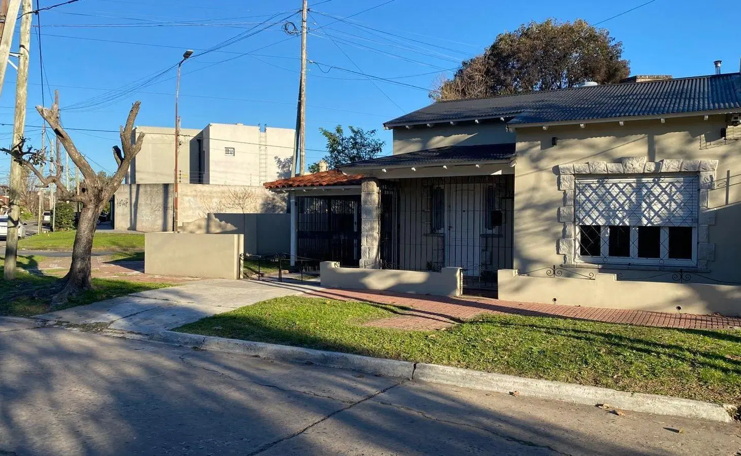 Casa a estrenar totalmente refaccionada en Banfield Este 2