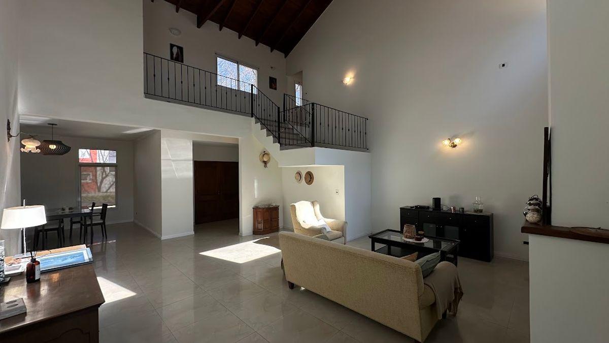 Foto de C.C. LA PEREGRINA (PILAR) - Casa 5 Amb. en Venta, imagen 3