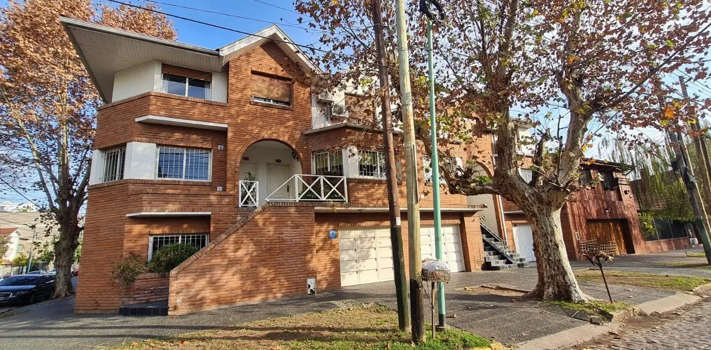 Triplex en Garona 402. Lomas Oeste 1
