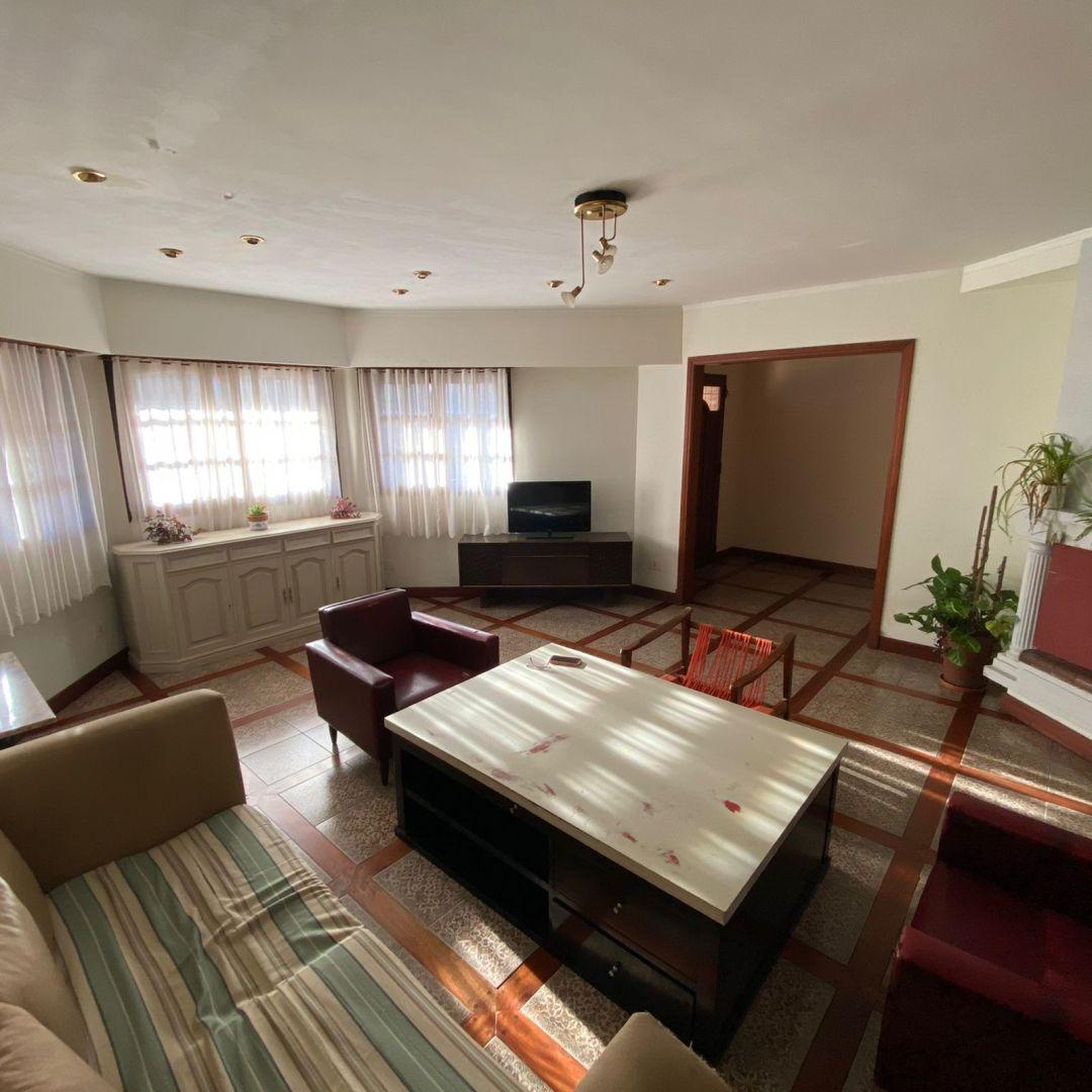 Amplio Lote Centrico con Chalet 4