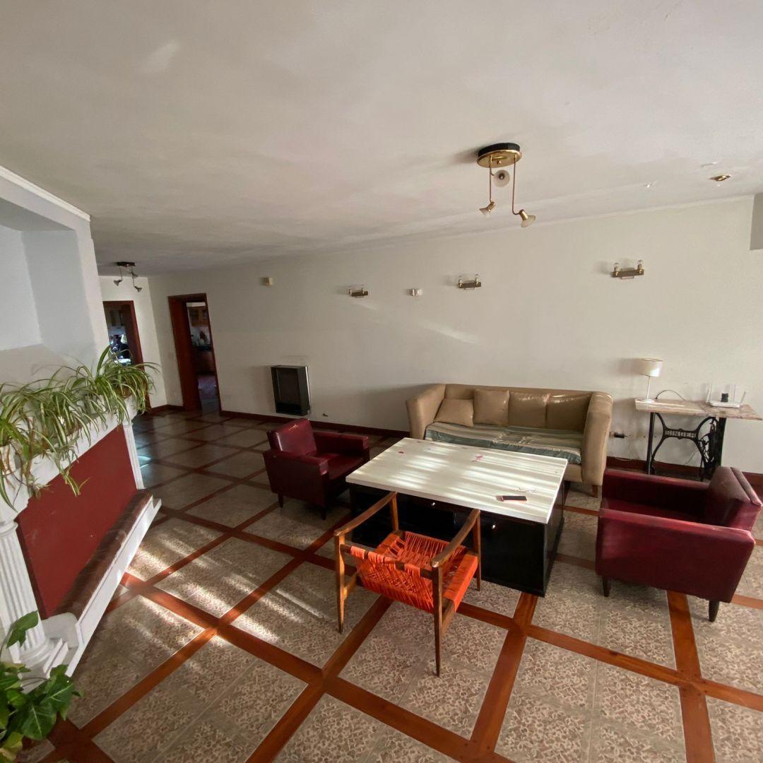 Amplio Lote Centrico con Chalet 3