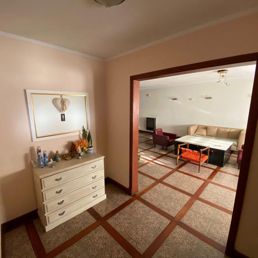 Amplio Lote Centrico con Chalet 5