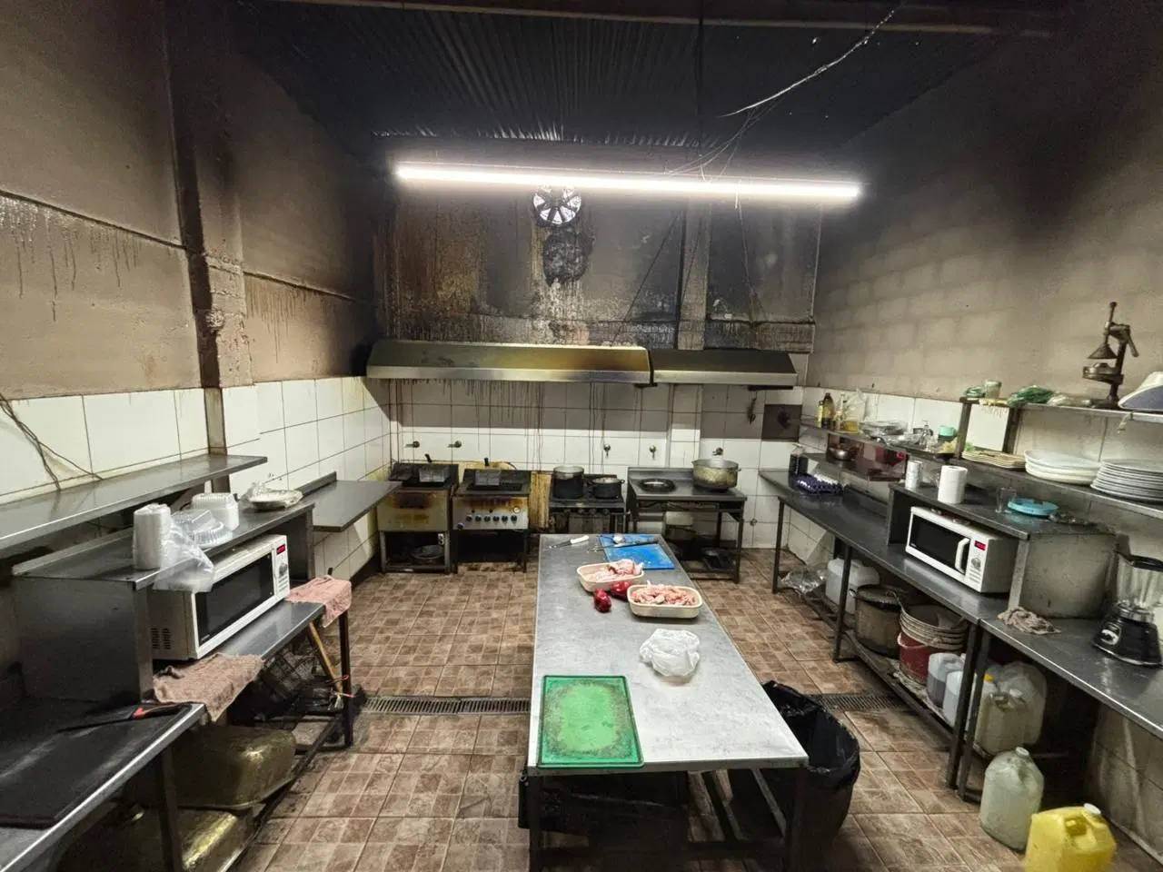 PROPIEDAD COMERCIAL SOBRE LOTE PROPIO 8,35 x 30,0, HOY DOS LOCALES 2