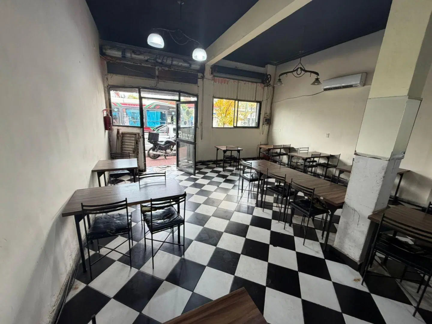 PROPIEDAD COMERCIAL SOBRE LOTE PROPIO 8,35 x 30,0, HOY DOS LOCALES 4