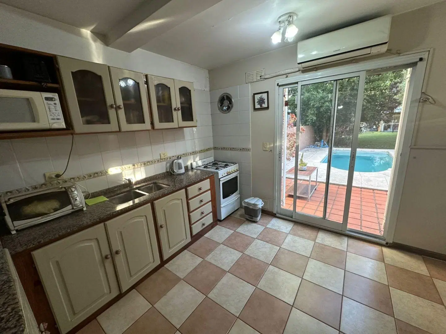 Imponente  propiedad en Tigre! 5 ambientes con parque y piscina. 8