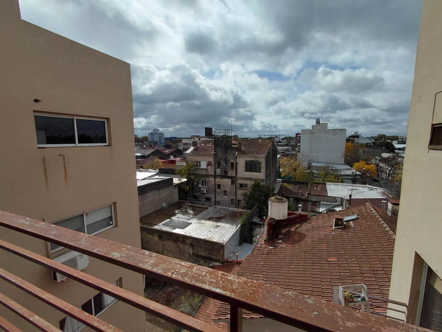 DEPARTAMENTO DOS AMBIENTES CON COCHERA DESCUBIERTA Y TERRAZA COMPARTIDA EN SAN 3