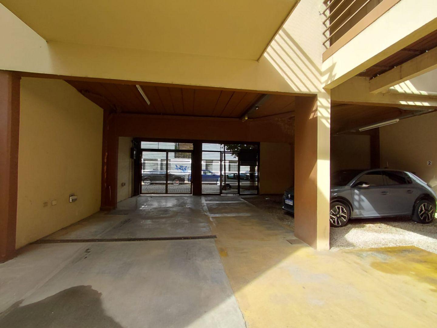 DEPARTAMENTO TRES AMBIENTES CON COCHERA DESCUBIERTA Y TERRAZA PROPIA.