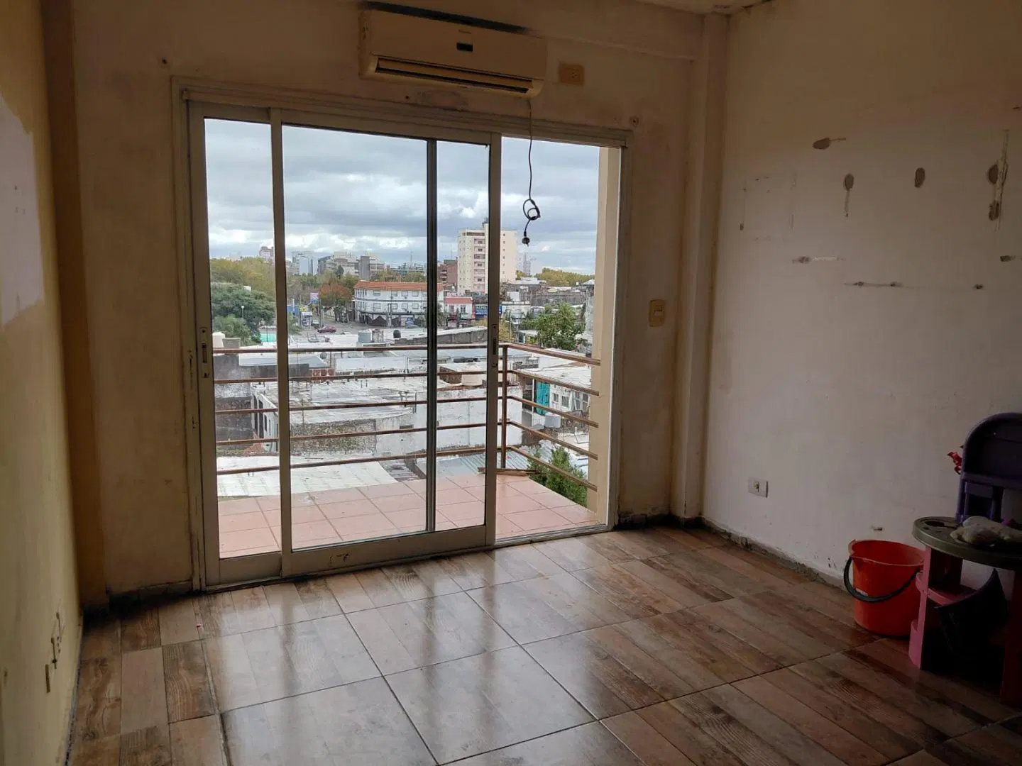 DEPARTAMENTO TRES AMBIENTES CON COCHERA DESCUBIERTA Y TERRAZA PROPIA. 3