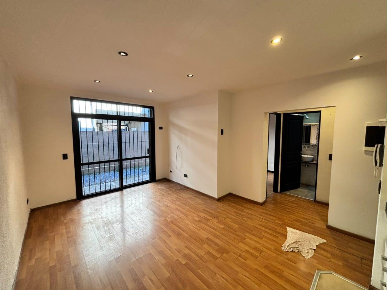 Foto de Departamento 2 ambientes con patio propio y cochera - Planta Baja, imagen 1