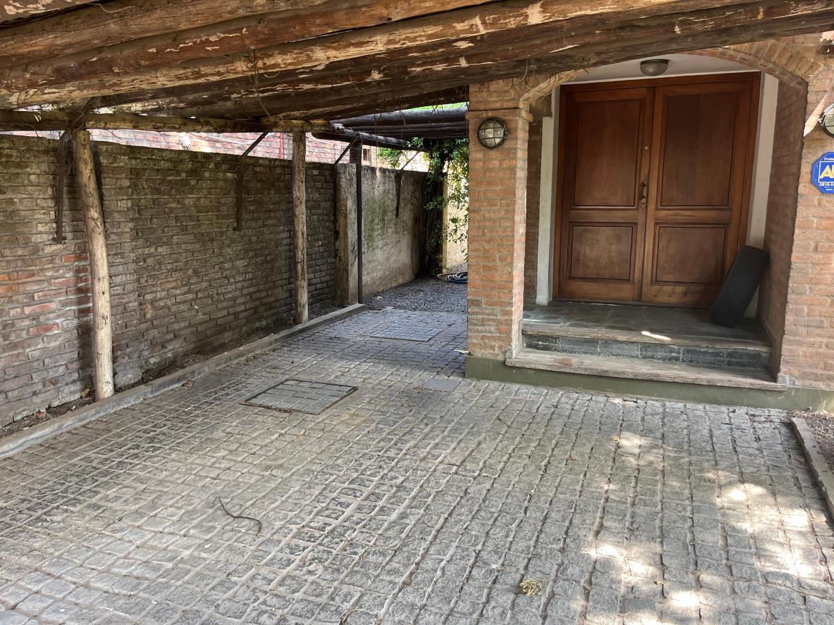 Sólido chalet con muy buen lote y pileta!!!