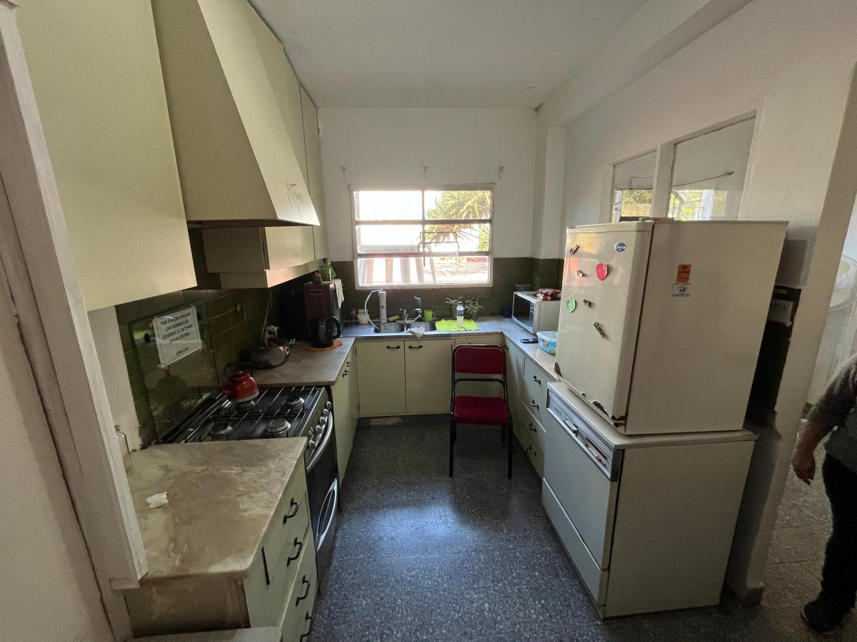 Gran PH en el centro de Martínez, para actualizar. Apto profesional vivienda