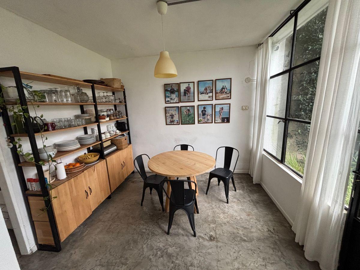 Foto de Muy linda casa de estilo Mid-Century Modern, con espacios amplios y jardín y pileta!!!, imagen 1
