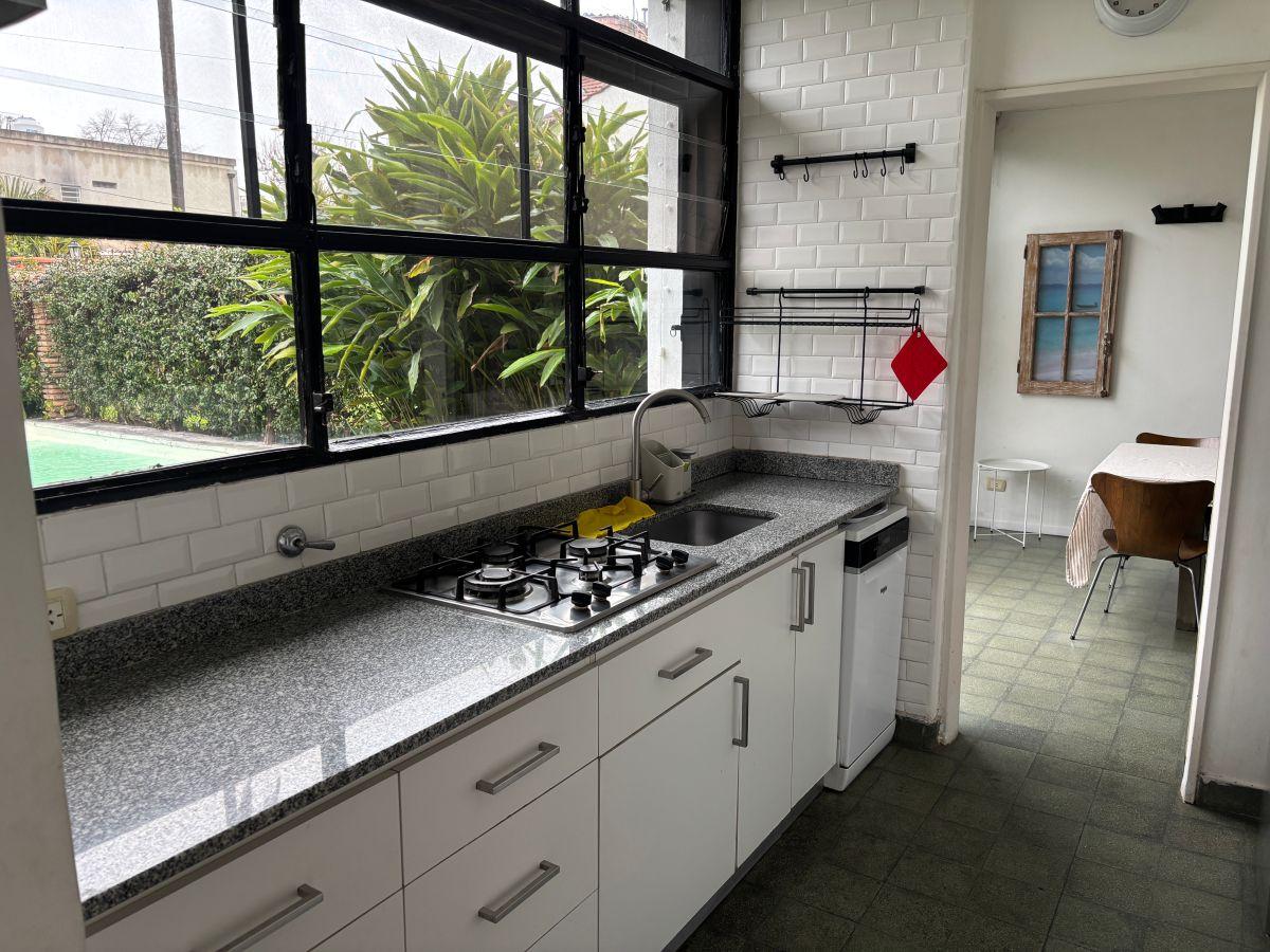 Foto de Muy linda casa de estilo Mid-Century Modern, con espacios amplios y jardín y pileta!!!, imagen 3