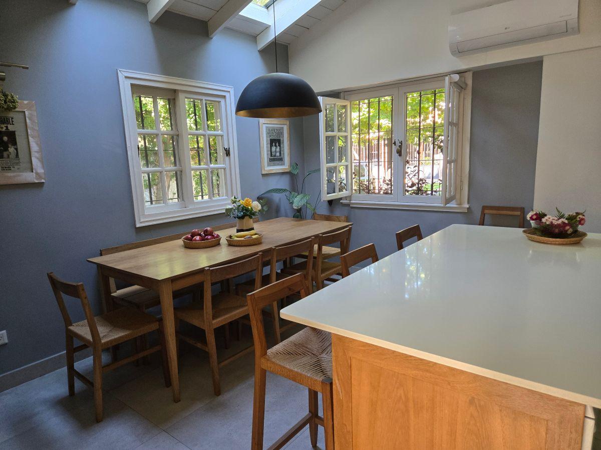 Foto de Lindísima casa , cálida y funcional, con jardín y pileta en muy buena, imagen 2