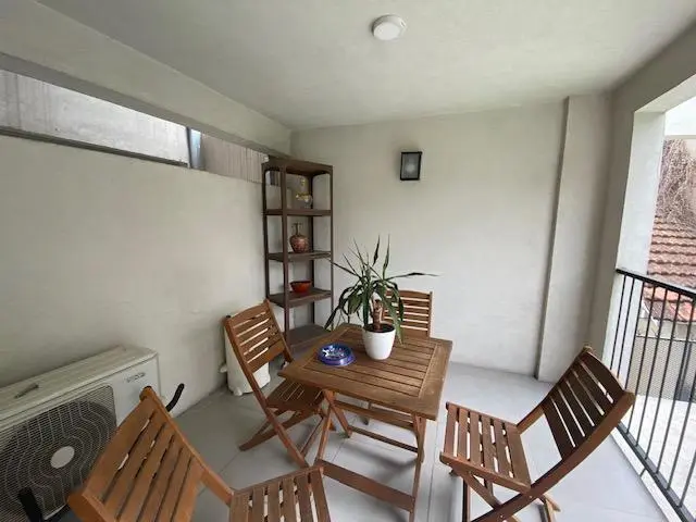 -- ALQUILER -- EXCELENTE UNIDAD APTO PROFESIONAL Ó VIVIENDA, EN INMEJORABLE UBICACIÓN DE LOMAS DE ZA 3