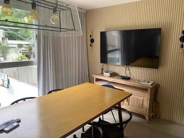 -- ALQUILER -- EXCELENTE UNIDAD APTO PROFESIONAL Ó VIVIENDA, EN INMEJORABLE UBICACIÓN DE LOMAS DE ZA 2
