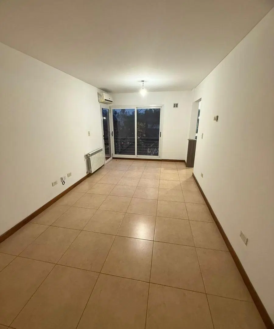 EXCELENTE DEPARTAMENTO DE DOS AMBIENTES CON COCHERA EN ALQUILER - AL FRENTE, ORIENTACIÓN NORTE, VIST 3