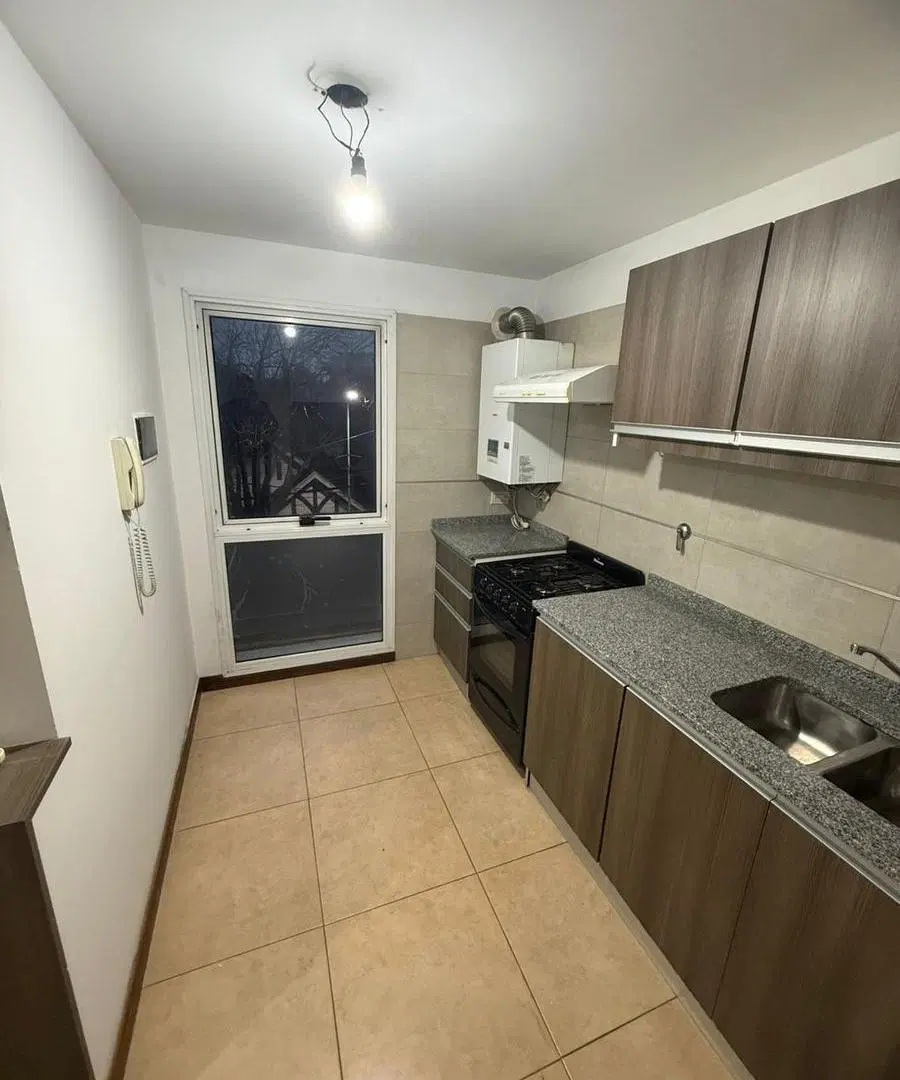 EXCELENTE DEPARTAMENTO DE DOS AMBIENTES CON COCHERA EN ALQUILER - AL FRENTE, ORIENTACIÓN NORTE, VIST 1