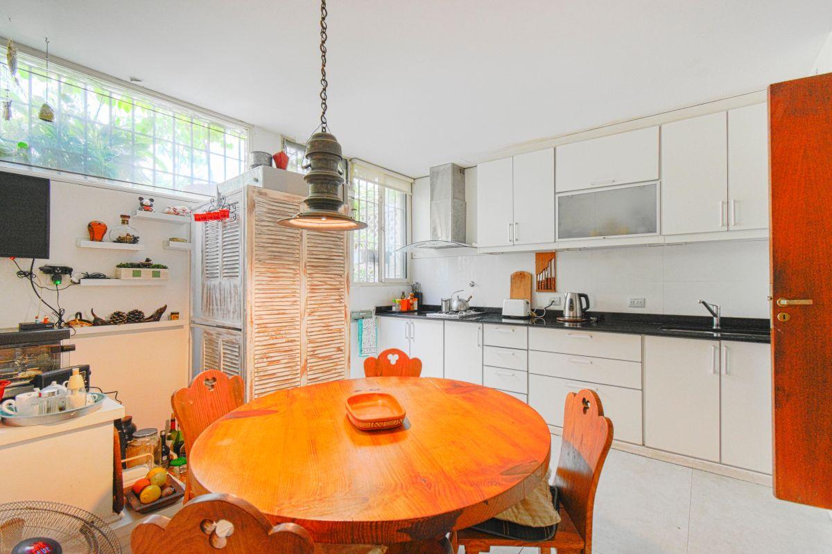 TRIPLEX EN VENTA VICENTE LOPEZ 6 AMBIENTES COCHERA Y PILETA