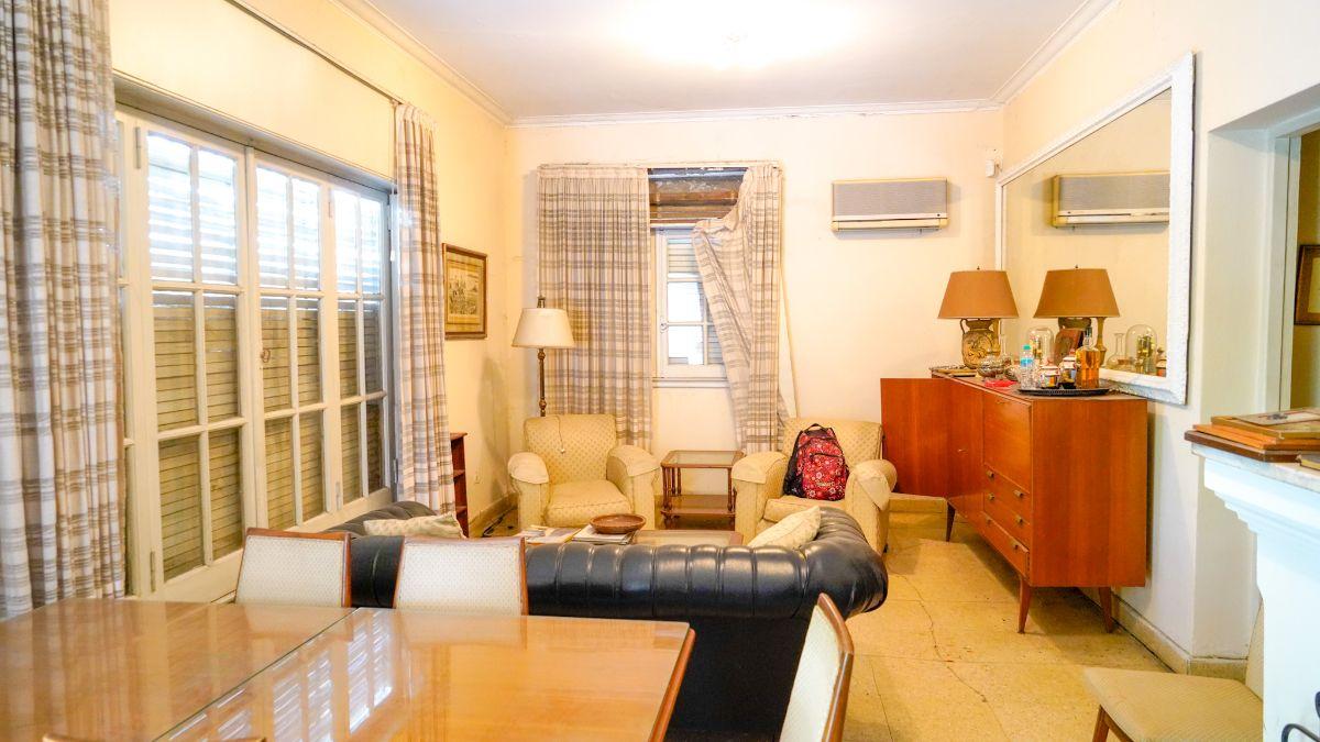 CASA EN VENTA 5 AMBIENTES A RECICLAR, CON JARDIN SAN ANTONIO DE PADUA