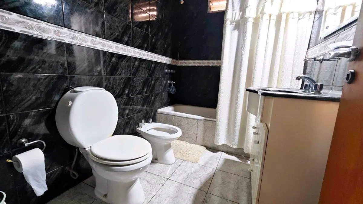 CASA 5 AMBIENTES DE 150 m² TOTALES, SOBRE LOTE PROPIO DE 376 m² EN ADROGUÉ 2
