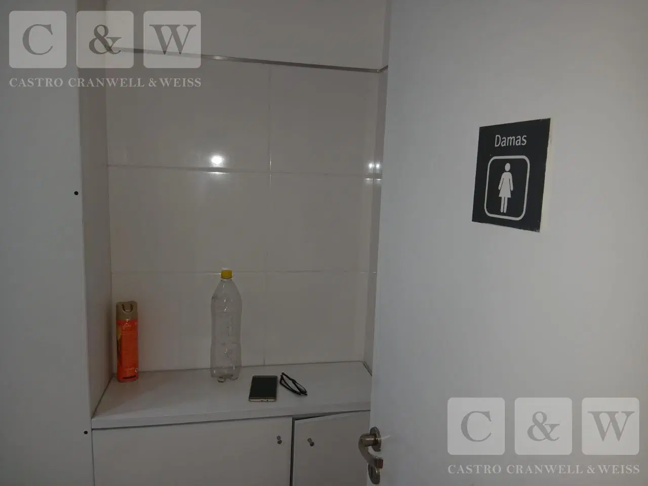 Deposito/Galpón en venta sobre importante Avenida, Pompeya. 3