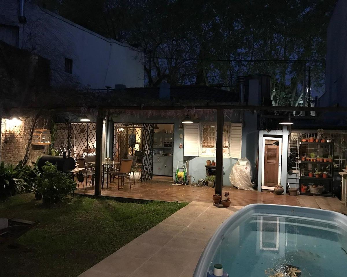 Casa en venta en centro de Adrogue 3 ambientes apto uso profesional con pileta
