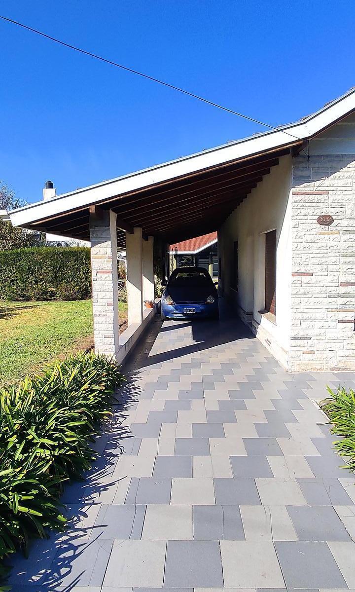 CASA EN VENTA EN MARMOL 3 AMBIENTES SOBRE AMPLIO LOTE CON PILETA
