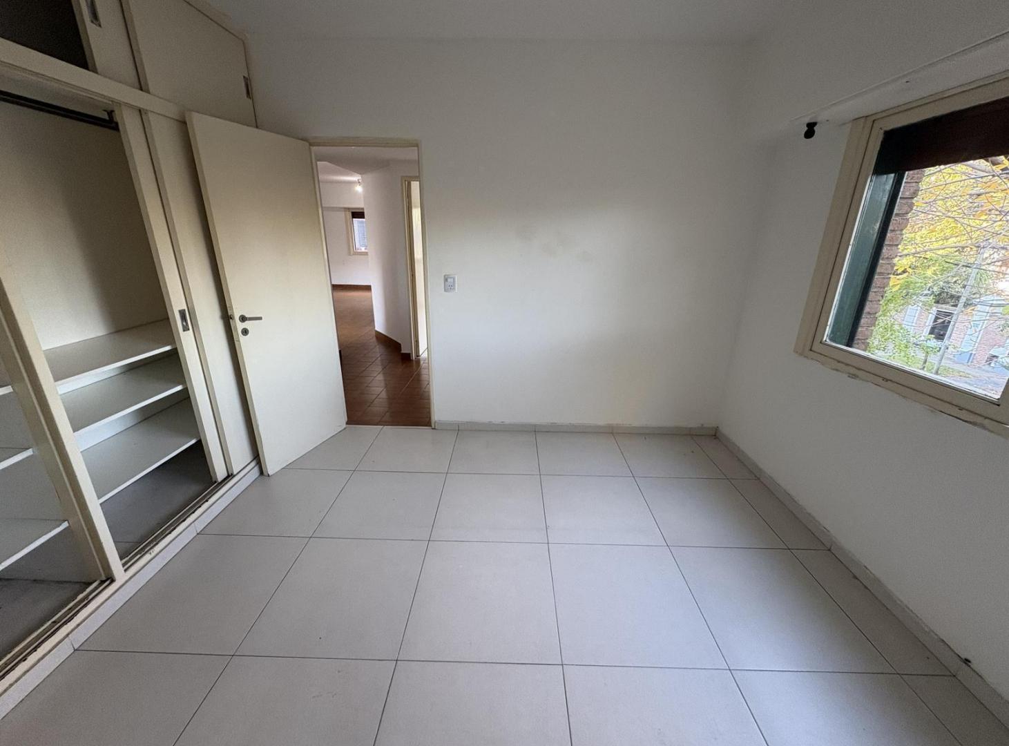 Departamento en alquiler 3 ambientes Adrogue con cochera