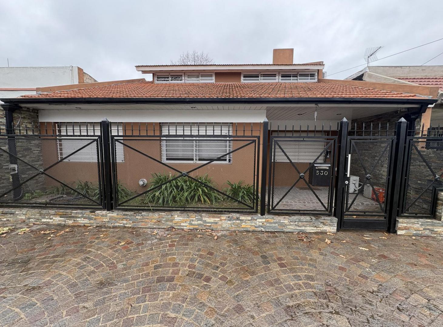Foto de Casa en alquiler 4 ambientes en Adrogue, imagen 3