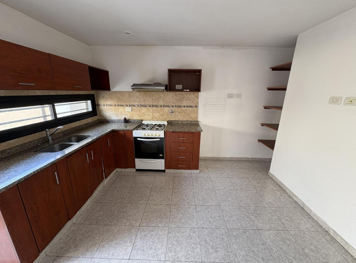 Foto de DUPLEX 3 AMBIENTES EN ALQUILER EN ADROGUE CON PLAYROOM PARRILLA Y, imagen 2