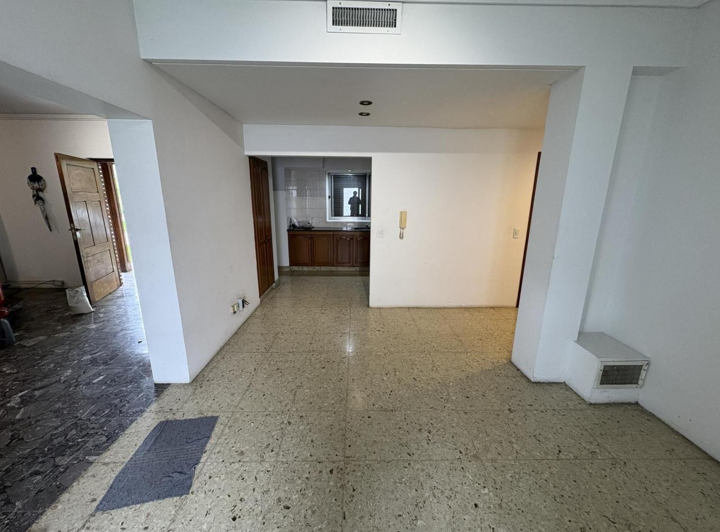 Foto de Casa en alquiler en Adrogue 5 ambientes con cochera lavadero y jardin, imagen 4