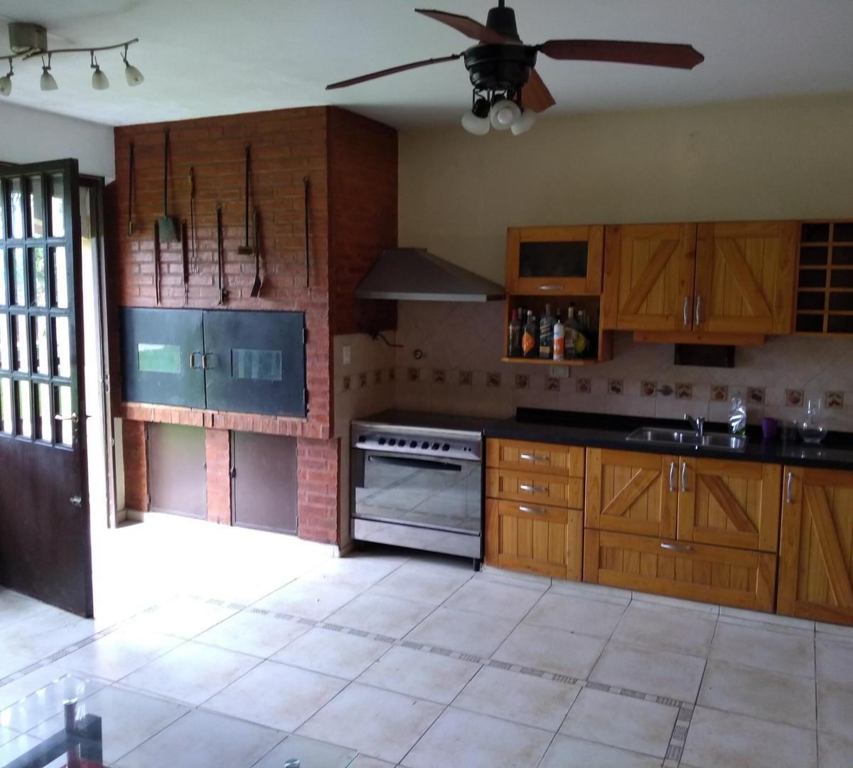 Casa en Venta 8 ambientes en Ramos Mejia con Pileta