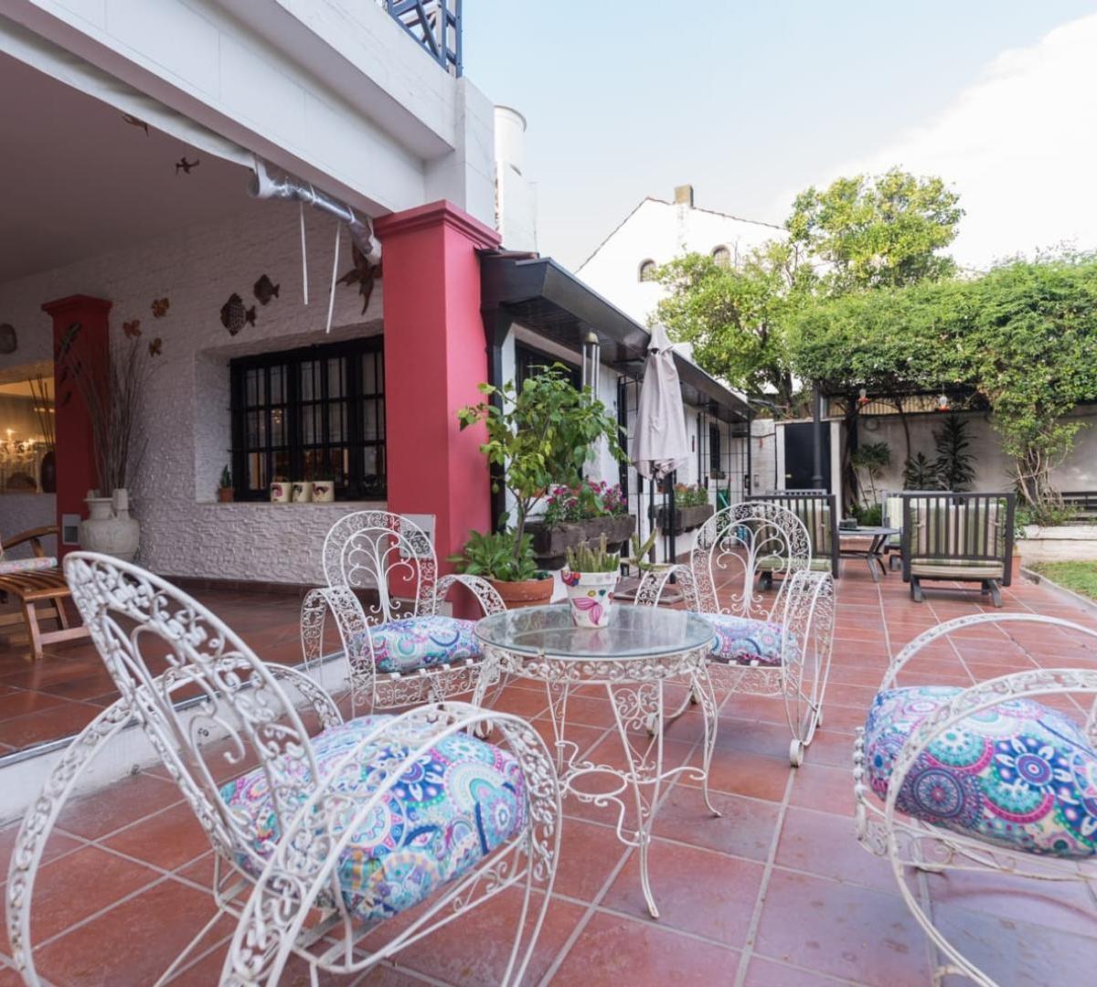 Casa en venta 7 ambientes zona San Isidro, con jardín.