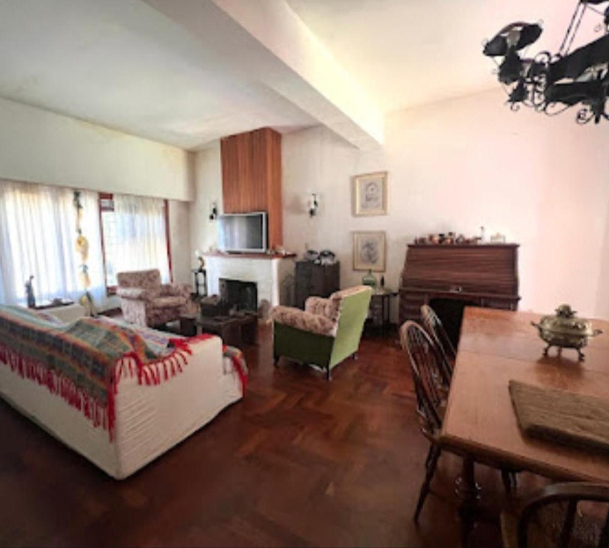 Venta de casa 4 ambientes con dependencia en Martinez