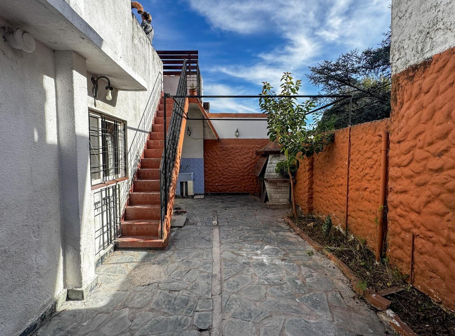Venta casa 4 ambientes patio y terraza Martinez Apto credito