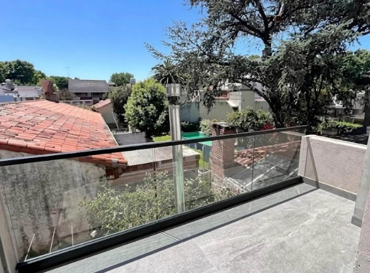 Venta de casa 4 ambientes con dependencia en Martinez 2