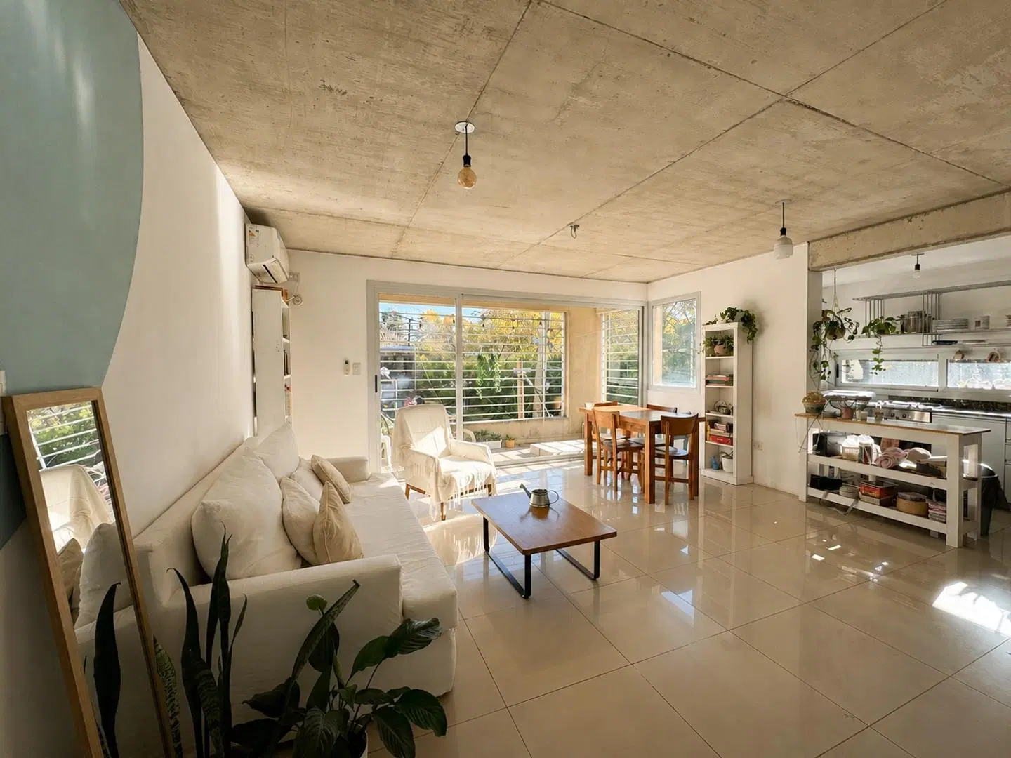 Departamento 3 ambientes con balcón, parrilla y cochera 1